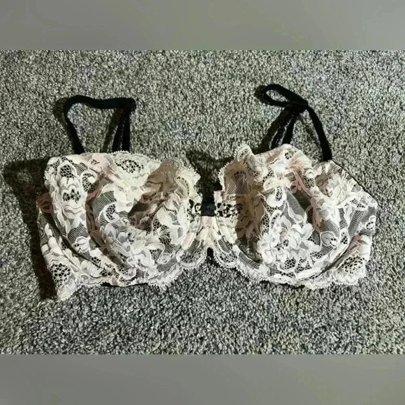 Victoria secrets very sexy balconet lace bra 34C - Picture 1 of 5